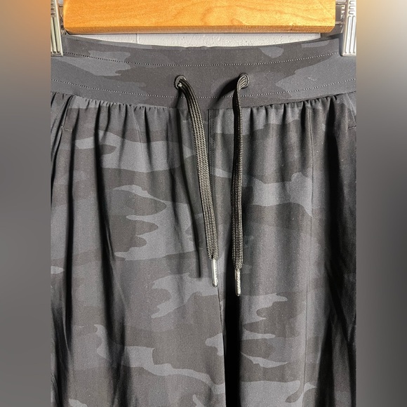 Sweaty Betty [Small Explorer Trouser in Black Tonal Camo‎.  Size 2 - Picture 4 of 10